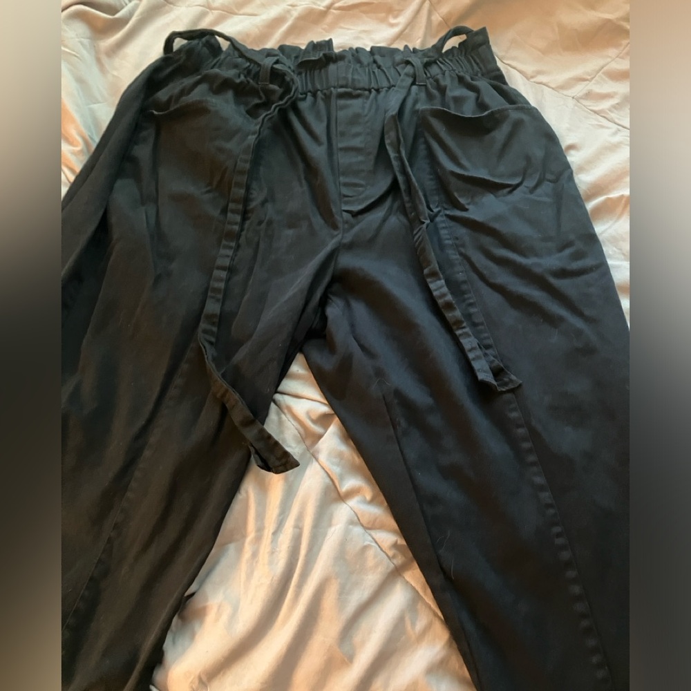 Women black stretch waist khaki style pant, lose fitting.